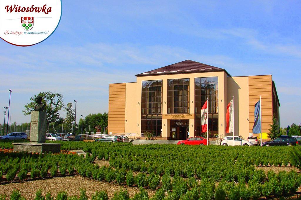 Pokoje Goscinne W Centrum Kultury Wsi Polskiej Wierzchoslawice Esterno foto