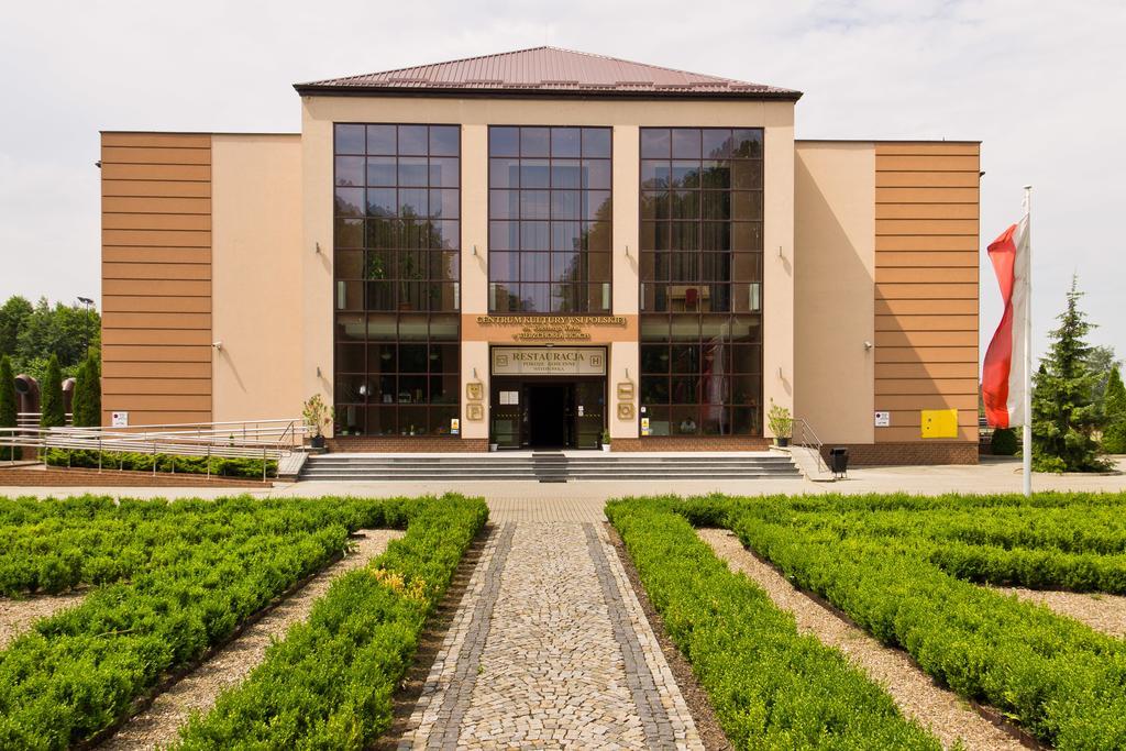 Pokoje Goscinne W Centrum Kultury Wsi Polskiej Wierzchoslawice Esterno foto
